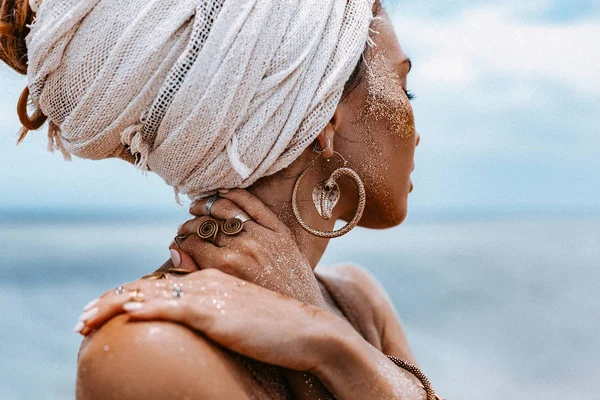 Gros plan de belle jeune femme tribale en turban — Photo