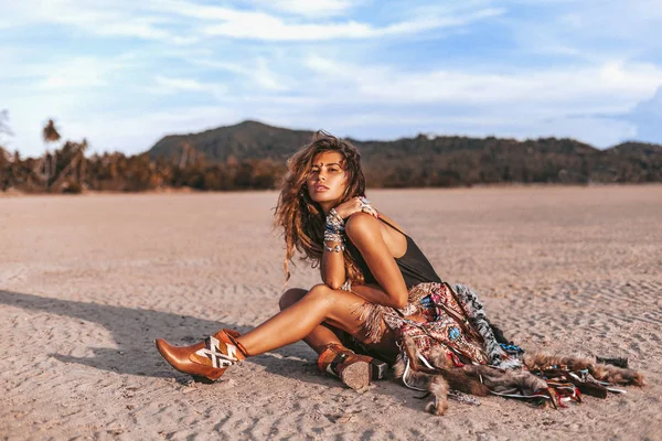 Jovem hippie estilo mulher na praia ao pôr do sol — Fotografia de Stock