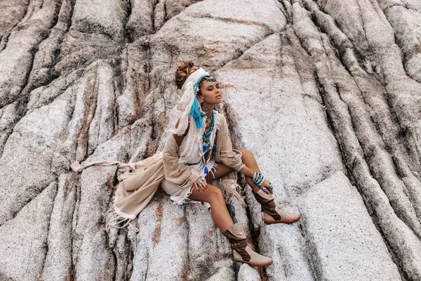 Jovem mulher de estilo tribal com muitos acessórios boho — Fotografia de Stock