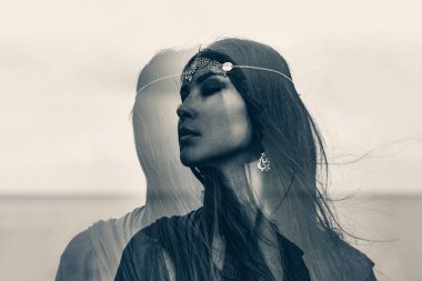 Güzel genç boho tarzı kadın portre açık havada. 