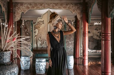 türban giyen zarif siyah elbise güzel genç kadın. 