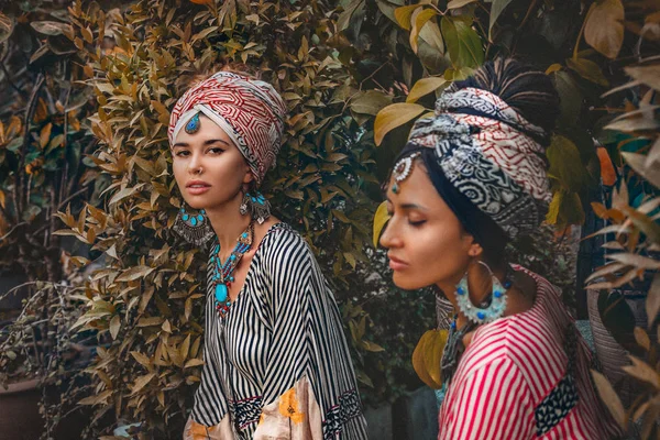 Portrét dvou krásných stylových žen v turbanu — Stock fotografie