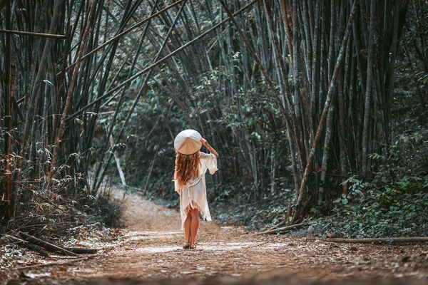 Szép fiatal nő turista kalapban bambuszból erdőben — Stock Fotó