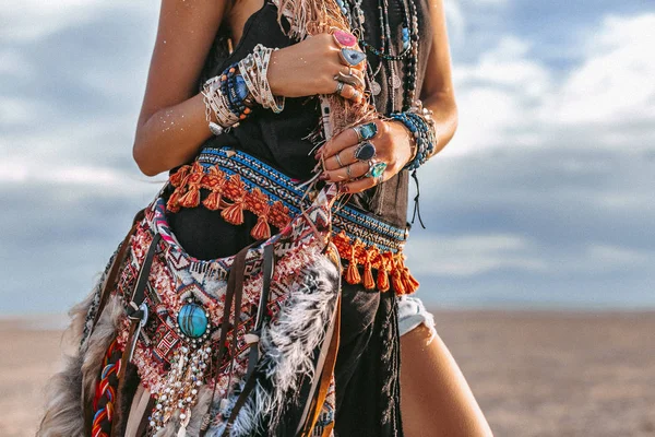 Primer plano de la joven mujer de estilo boho en la playa al atardecer — Foto de Stock