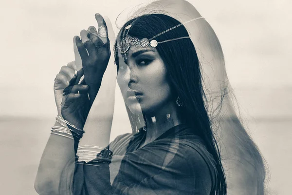 Hermoso retrato de mujer joven al aire libre. concepto espiritual . —  Fotos de Stock