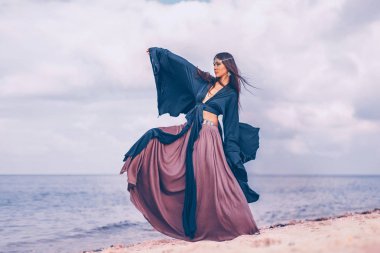 Güzel genç boho tarzı kadın açık havada. Ruhsal kavram.