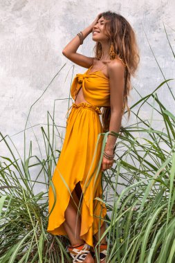 neşeli genç boho tarzı kadın portre açık havada