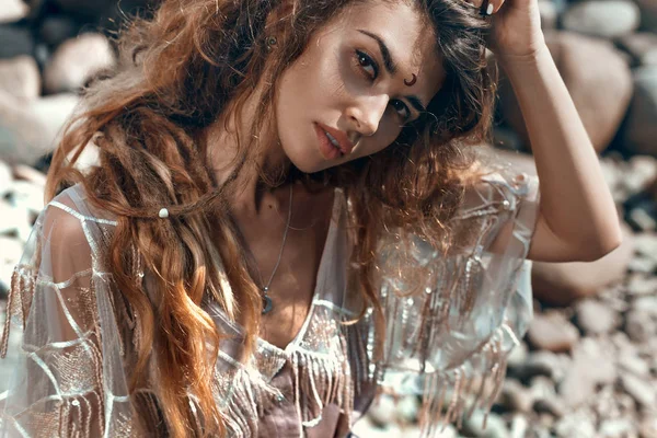 Krásná mladá žena s peřím ve vlasech zblízka — Stock fotografie