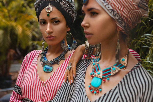 Portrait de deux belles femmes élégantes portant turban — Photo