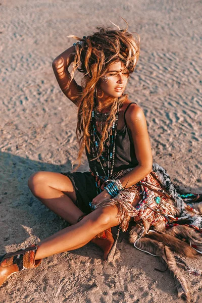 Giovane donna hippie in stile sulla spiaggia al tramonto — Foto Stock