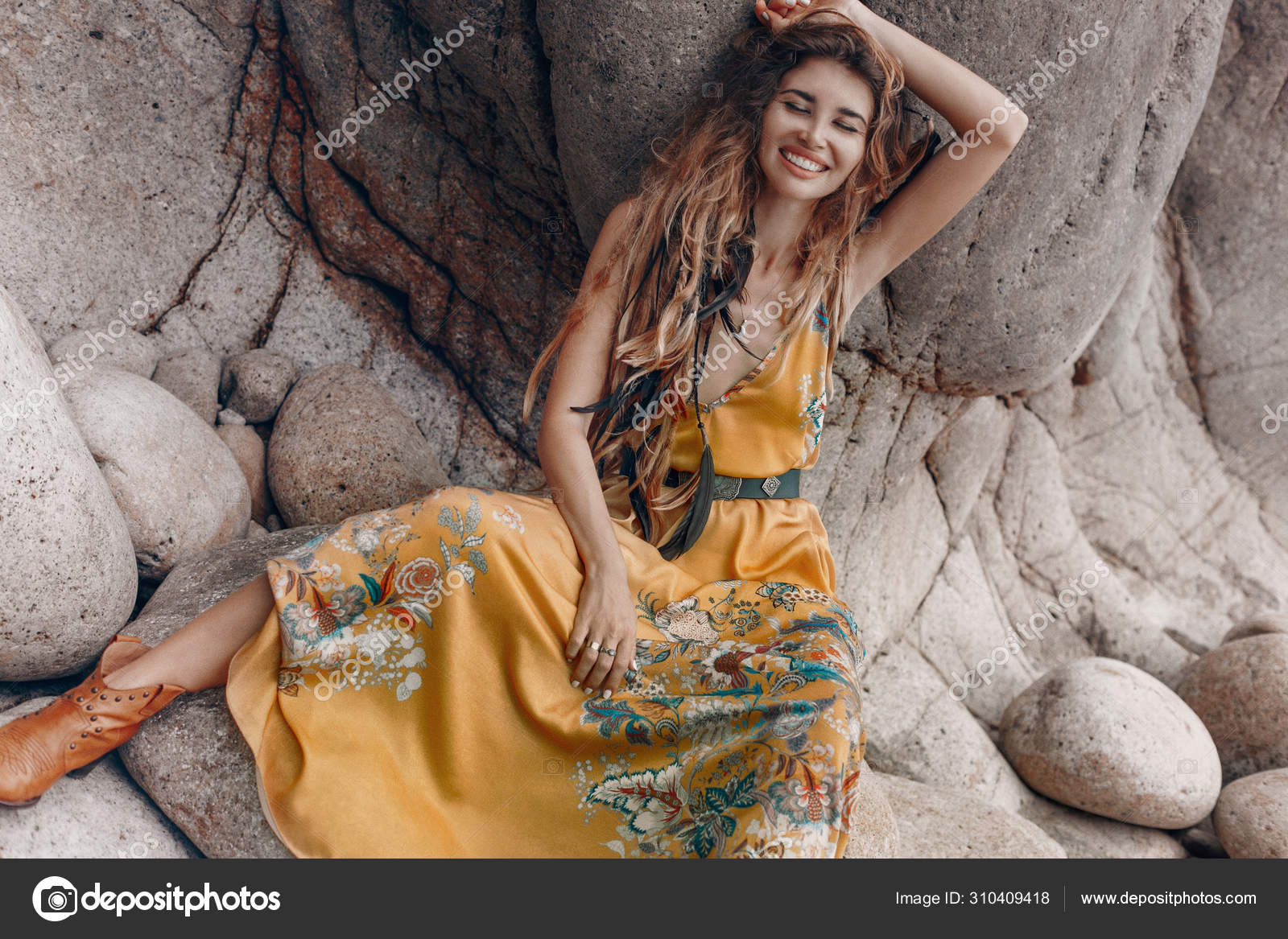 Belo Modelo Em Vestido No Estilo Hippie Posando Na Praia De Verão