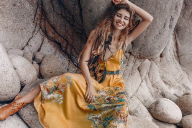 taş plajda neşeli güzel genç boho tarzı model