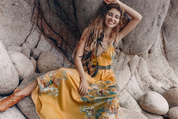 Χαρούμενο όμορφο νεαρό μοντέλο στυλ Μπόχο στην πέτρινη παραλία — Φωτογραφία Αρχείου