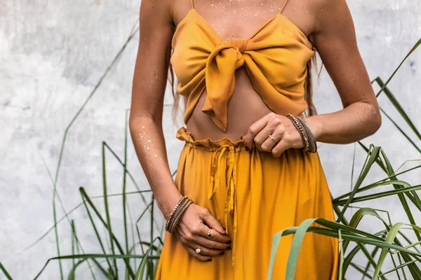 Gros plan de jeune femme en robe de style boho — Photo