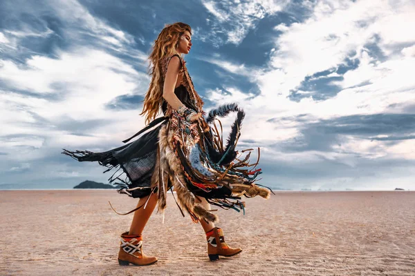 Jovem mulher hippie elegante com grande saco elegante — Fotografia de Stock