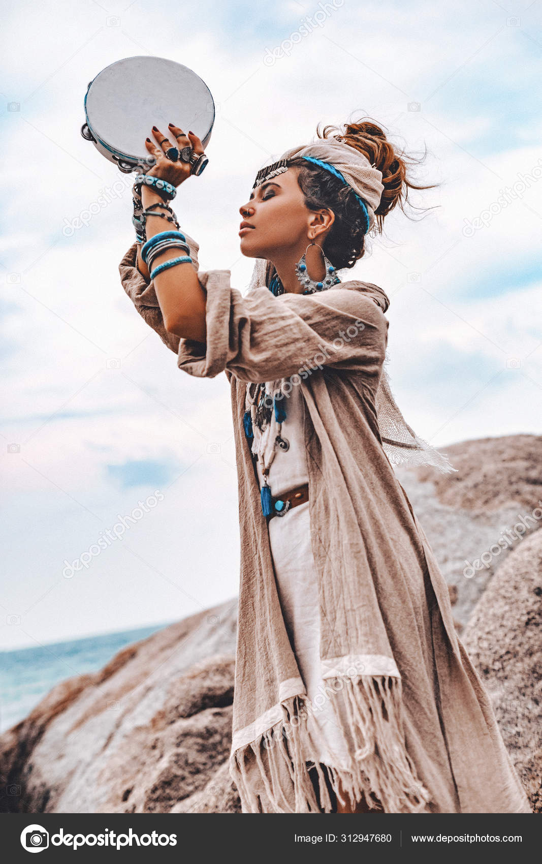 tyfon vedvarende ressource mistet hjerte Young beautiful woman with lot of boho accessories with the drum Stock  Photo by ©Zolotareva123 312947680