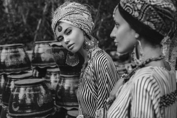 Retrato de dos mujeres hermosas y elegantes con turbante — Foto de Stock