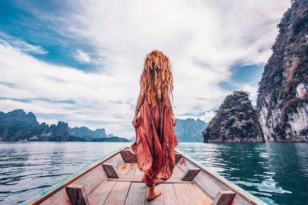 Modelo joven de moda en vestido de estilo boho en barco en el lago — Foto de Stock