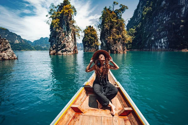 Feliz joven turista en asiático sombrero en el barco en el lago — Foto de Stock