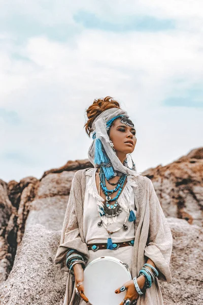 Молода жінка племінного стилю з великою кількістю бохо-аксесуарів на відкритому повітрі — стокове фото
