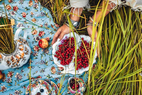 접시와 바구니에 담긴 신선 한 과일 과 열매 — 스톡 사진