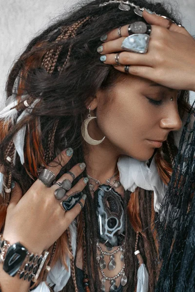 Hermosa mujer con estilo con una gran cantidad de piedras preciosas accesorios — Foto de Stock