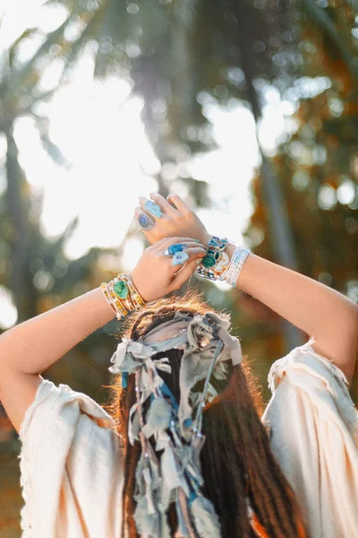 Schöne junge stilvolle Frau mit Boho-Accessoires — Stockfoto