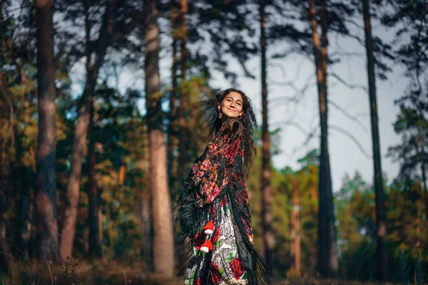 Wanita Gipsi muda yang cantik dan ceria bersenang-senang di luar — Stok Foto