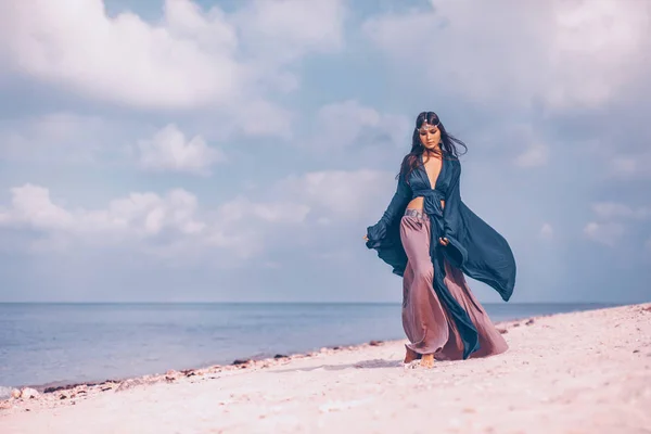 Hermosa mujer joven de estilo boho al aire libre. Concepto espiritual . — Foto de Stock