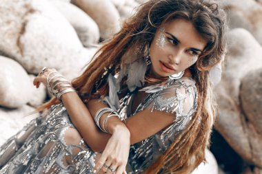 saç tüyleri ile güzel genç kadın açık havada yakın 