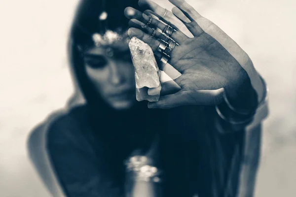 Κοντά στη γυναίκα που κρατάει μαγική πέτρα. μαύρο και άσπρο. — Φωτογραφία Αρχείου