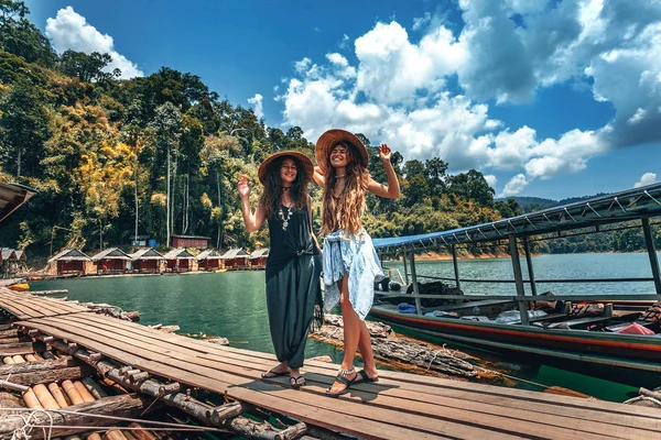 Két gyönyörű vidám lány vietnámi kalapban. — Stock Fotó