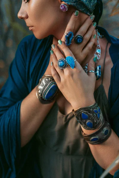 Mujer con estilo con piedras preciosas accesorios de cerca — Foto de Stock