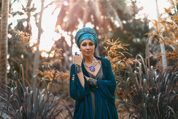 Mujer elegante con turbante con piedras preciosas accesorios — Foto de Stock