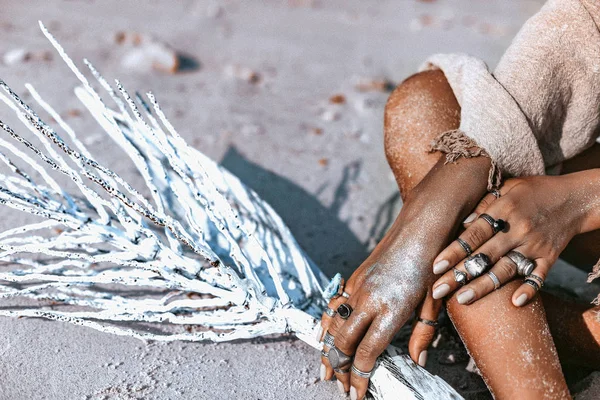 Primer plano de mujer joven con piel bronceada — Foto de Stock