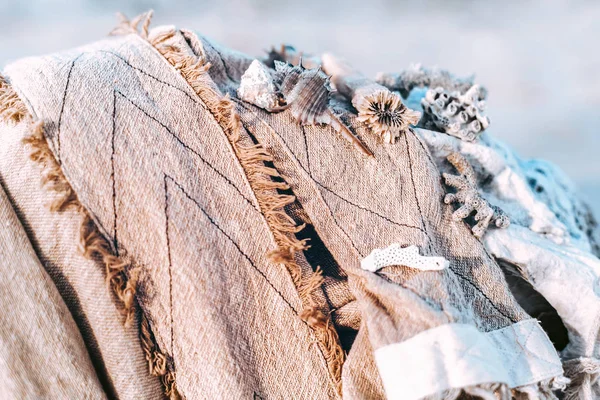 Conchas do mar deitado no tecido ao ar livre — Fotografia de Stock