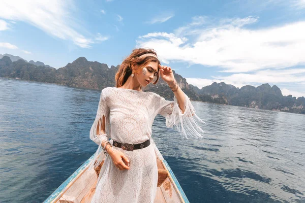 Alla moda giovane modello in stile boho vestito in barca al lago — Foto Stock