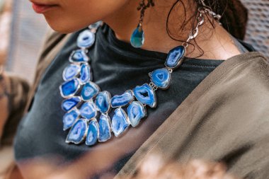 Kadın ellerine taş aksesuarlar takın ve dışarı çıkın.