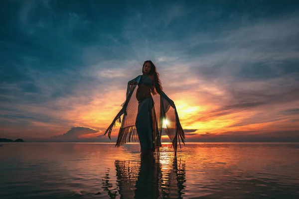 Σιλουέτα Της Νεαρής Μοδάτης Γυναίκας Που Στέκεται Στο Νερό Στην — Φωτογραφία Αρχείου