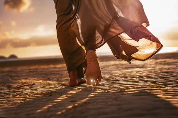 Zblízka Ženy Nohy Chůze Pláži Při Západu Slunce — Stock fotografie