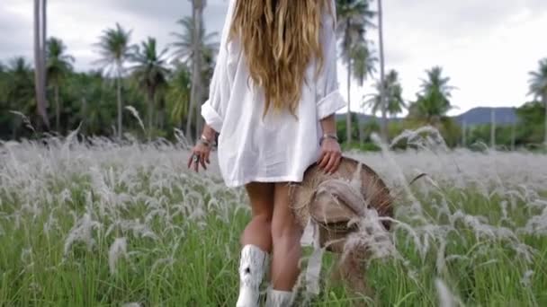Schöne Junge Stilvolle Frau Fuß Auf Dem Feld — Stockvideo
