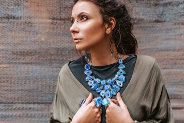 Kadın ellerine taş aksesuarlar takın ve dışarı çıkın.