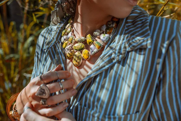 Hermosa Mujer Joven Con Gema Collar Piedra Cerca Retrato —  Fotos de Stock