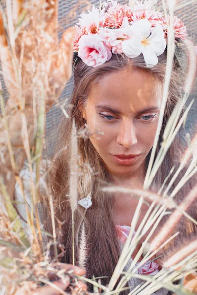 Wanita Muda Yang Cantik Mengenakan Karangan Bunga Dengan Bunga Luar — Stok Foto
