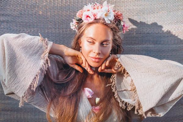 Bela Jovem Mulher Usando Grinalda Com Flores Livre Retrato — Fotografia de Stock