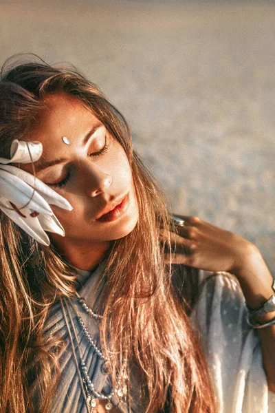 Bela Jovem Mulher Elegante Close Retrato Com Flor Orquídea Pôr — Fotografia de Stock