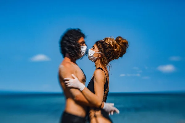 Pareja Joven Abrazándose Besándose Través Las Máscaras Faciales Playa — Foto de Stock