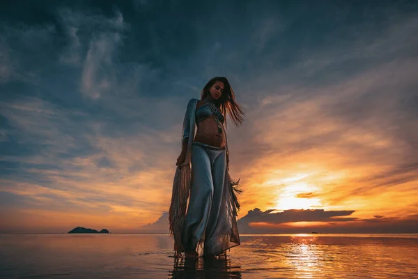 Silhouette Jeune Femme Mode Debout Dans Eau Sur Plage Coucher — Photo