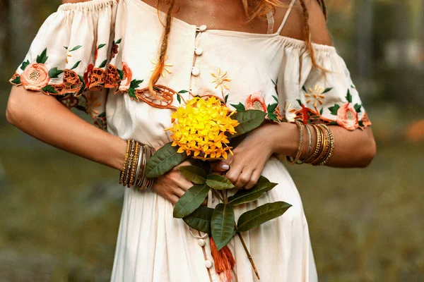 Close Mãos Mulher Segurando Flores Amareladas Livre — Fotografia de Stock