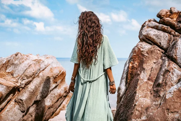 Bella Giovane Donna Che Cammina Sulla Spiaggia — Foto Stock